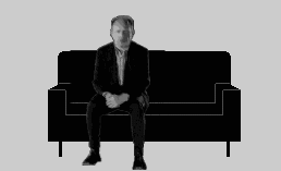 Herr Vaske auf dem Sofa